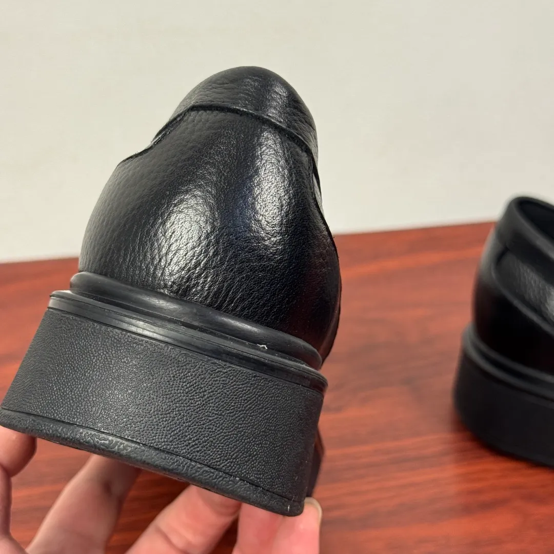 Batch 780 Gucci/Gucci new men's loafers with GG details, thick-soled slip-ons! The design of this men's lace-up shoe is rooted in the brand's heritage. It is carefully crafted from high-quality calfskin/open-edge beaded cowhide/suede cowhide. It is made of various leather types and is embellished with GG printed embossed suede leather details, which pays homage to Gucci's classic monogram. The rubber sole with GG pattern adds a modern touch to the design. Classic and simple sponge cake style design. European and American classic version, full calfskin lining. The overall upper texture is soft. The lining is comfortable and breathable. 2CM thickened soft rubber sole, easy to control. Versatile and stylish on the foot. Available in multiple colors to meet different matching needs. Full package! Size: 39-40-41-42-43-44 Leather shoe size (38.45.46 can be customized) Item number: 7826 Loafers Pebbled cowhide